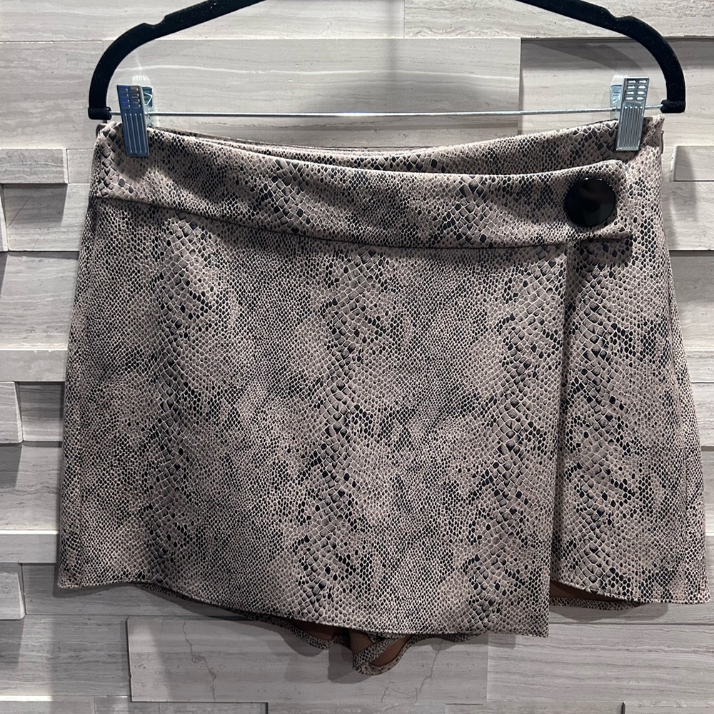 Zara snakeskin print skort in size Large